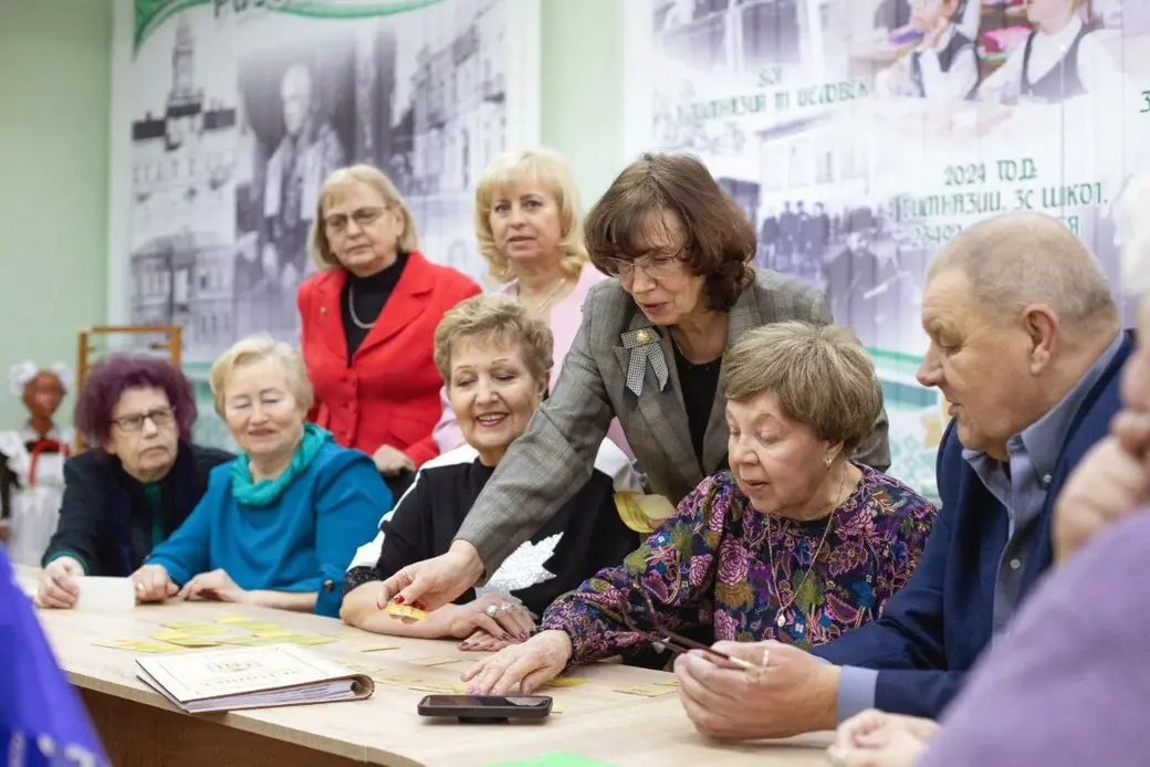 . Светлана Алексеевна Бурлакова (на фото она третья справа) с участниками клуба «Настаўнік» в музейной комнате 30-й школы. Фото из личного архива