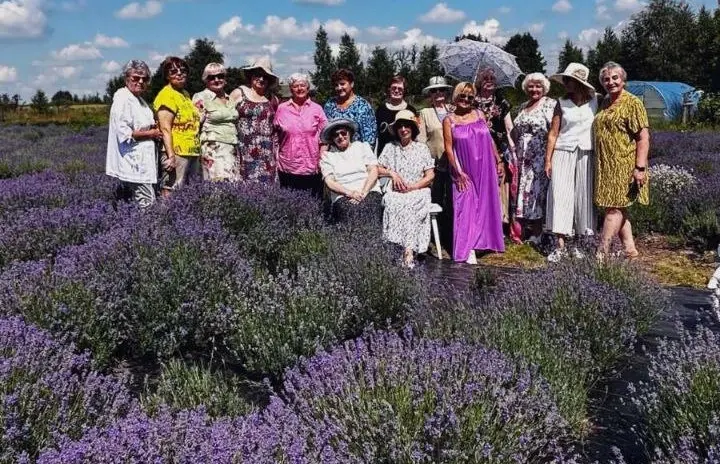 Светлана Бурлакова с участниками клуба «Настаўнік» на лавандовое поле под Могилевом.