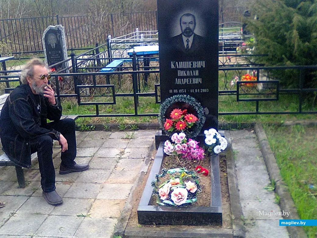 2016 год, Могилев, Лавсановское кладбище. Володя Кутузов у могилы друга.