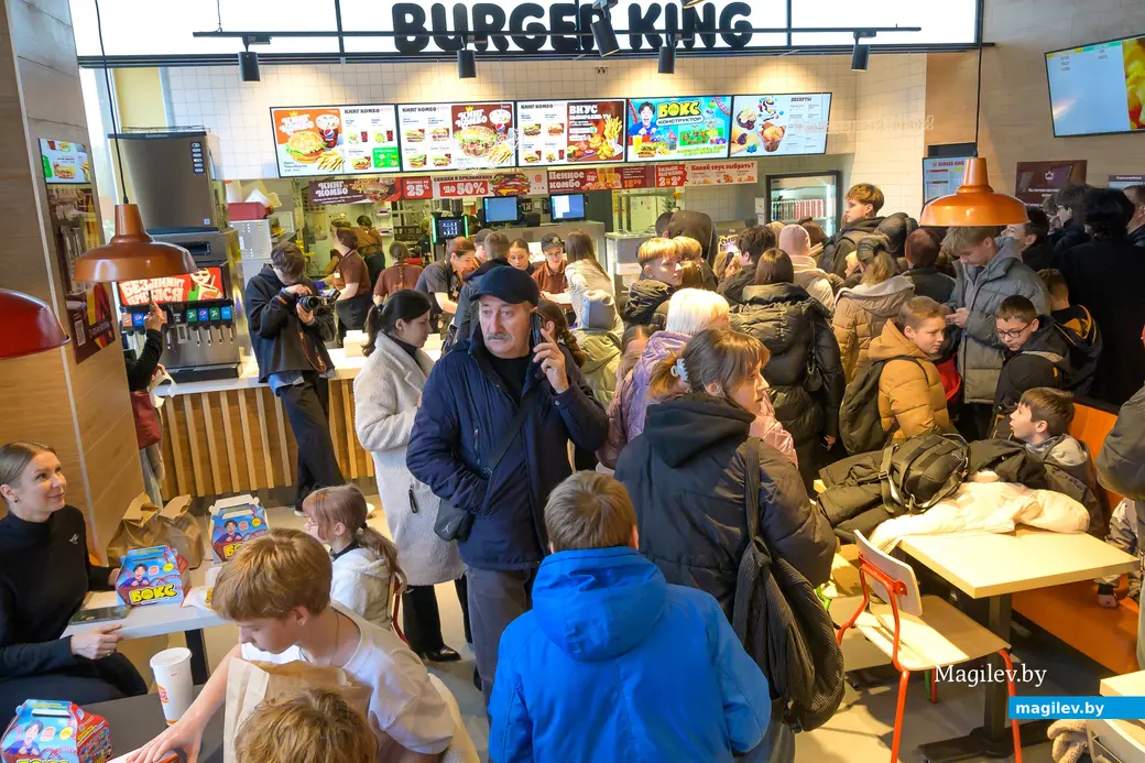 14.11.2025. Корона, 33-3, улица 50 лет ВЛКСМ, Первомайский район, Бобруйск, Могилёвская область, 213808, Беларусь. Открытие «Бургер кинг» и «Додо пицца»