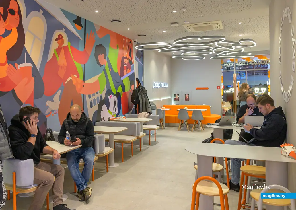 14.11.2025. Корона, 33-3, улица 50 лет ВЛКСМ, Первомайский район, Бобруйск, Могилёвская область, 213808, Беларусь. Открытие «Бургер кинг» и «Додо пицца»