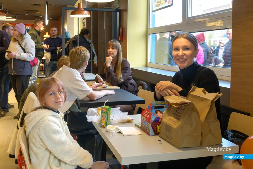 14.11.2025. Корона, 33-3, улица 50 лет ВЛКСМ, Первомайский район, Бобруйск, Могилёвская область, 213808, Беларусь. Открытие «Бургер кинг» и «Додо пицца»