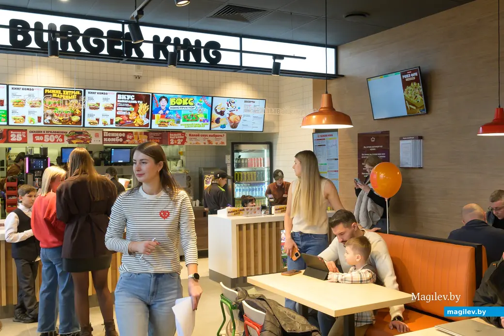 14.11.2025. Корона, 33-3, улица 50 лет ВЛКСМ, Первомайский район, Бобруйск, Могилёвская область, 213808, Беларусь. Открытие «Бургер кинг» и «Додо пицца»