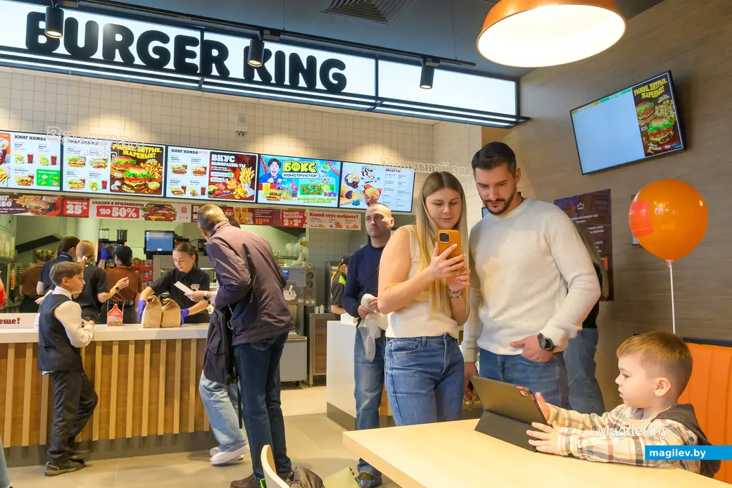 14.11.2025. Корона, 33-3, улица 50 лет ВЛКСМ, Первомайский район, Бобруйск, Могилёвская область, 213808, Беларусь. Открытие «Бургер кинг» и «Додо пицца»