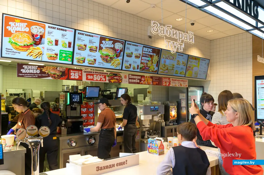 14.11.2025. Корона, 33-3, улица 50 лет ВЛКСМ, Первомайский район, Бобруйск, Могилёвская область, 213808, Беларусь. Открытие «Бургер кинг» и «Додо пицца»