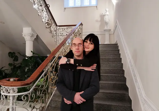 «Палец проткнуло иголкой  Павел оказывал мне первую медицинскую помощь»