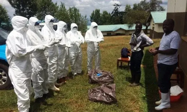 Работники здравоохранения, принимающие меры в связи с подтвержденной вспышкой заболевания, вызванного Марбургским вирусом. Фото: ВОЗ.
