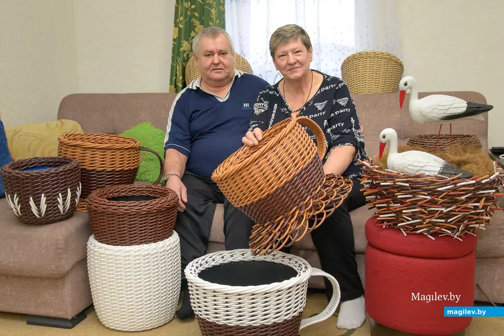 17.11.2025. Бобруйск. Мария Владимировна Березовская плетет кашпо из искусственного ротанга, а супруг Владимир Иванович – ее помощник.