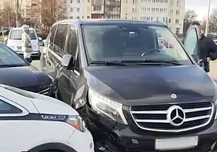 Минчанка перепутала педали и повредила шесть автомобилей