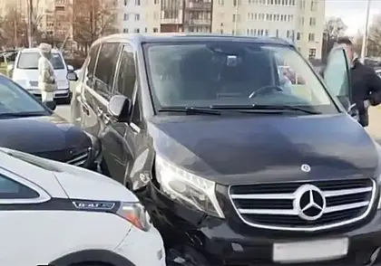 Минчанка перепутала педали и повредила шесть автомобилей