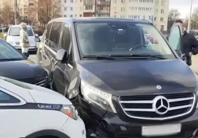 Минчанка перепутала педали и повредила шесть автомобилей