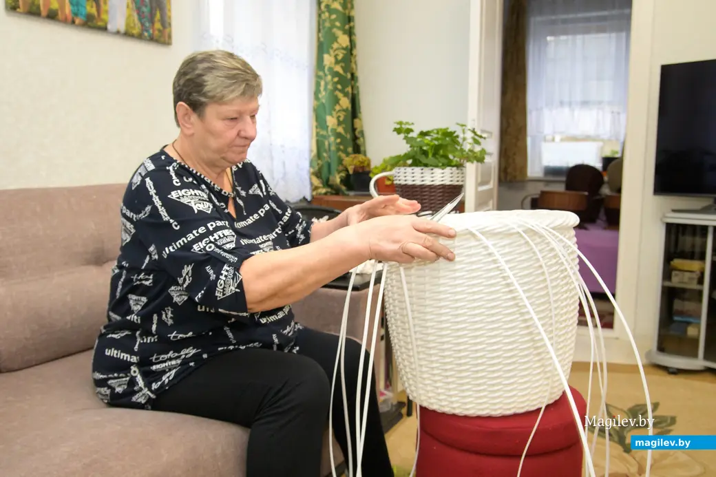 17.11.202 Бобруйск. Мария Владимировна Березовская плетет кашпо из искусственного ротанга.