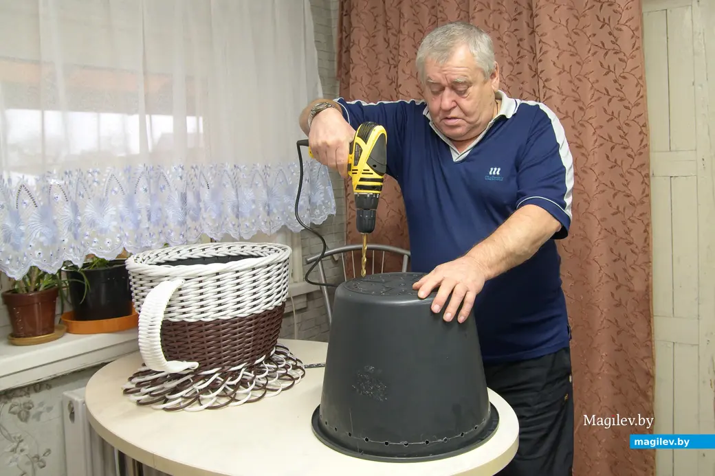 17.11.2025. Бобруйск. Мария Владимировна Березовская плетет кашпо из искусственного ротанга, а супруг Владимир Иванович – ее помощник