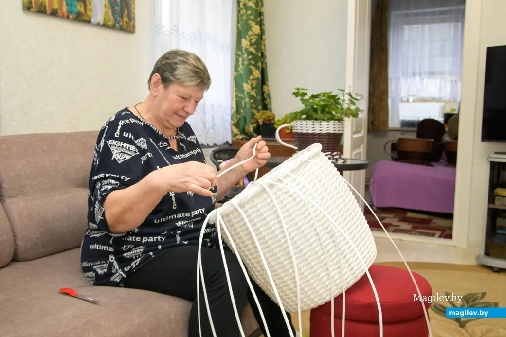 17.11.2025. Бобруйск. Мария Владимировна Березовская плетет кашпо из искусственного ротанга.