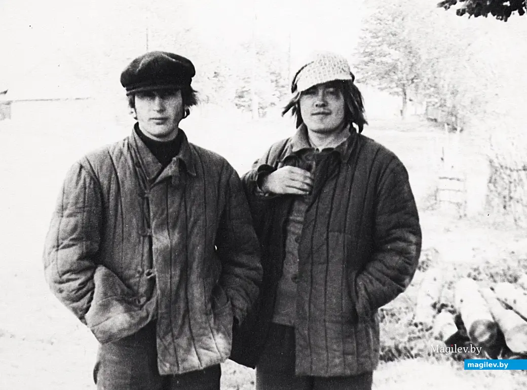 1973 год. Мы с Васей Маком (справа) на «картошке» под Могилевом. И где мы такие брутальные фуфайки умудрились достать – не помню.