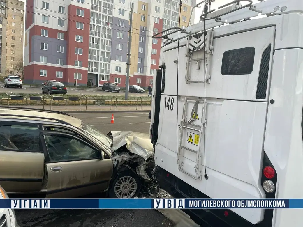В Могилеве на Первомайской легковушка столкнулась с трактором и троллейбусом. Фото: УГАИ УВД Могоблисполкома