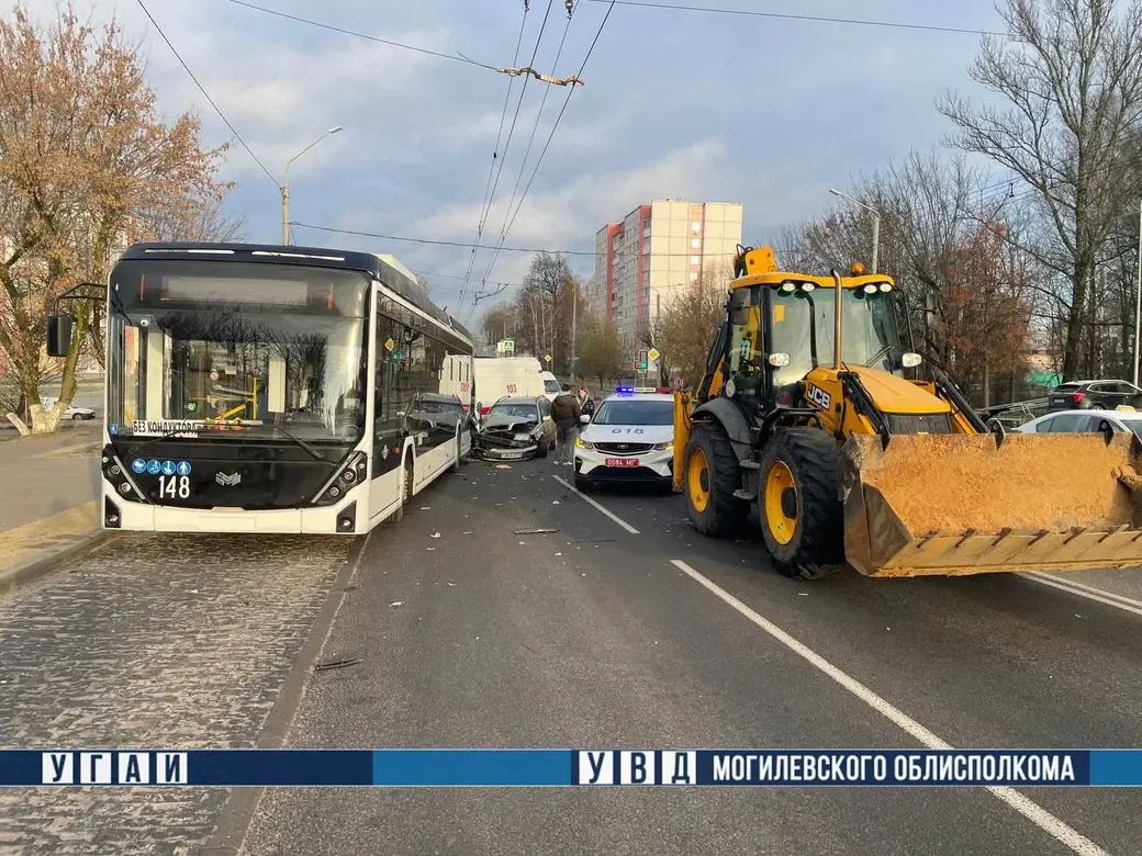В Могилеве на Первомайской легковушка столкнулась с трактором и троллейбусом. Фото: УГАИ УВД Могоблисполкома