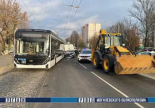 В Могилеве на Первомайской легковушка столкнулась с трактором и троллейбусом