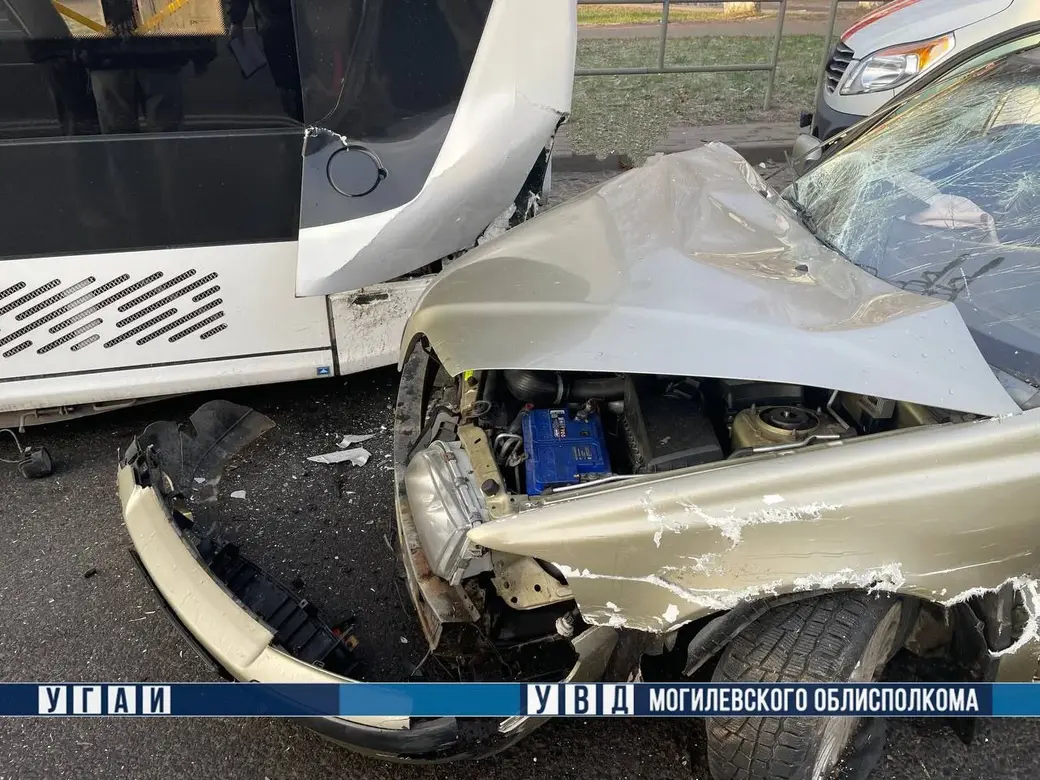 В Могилеве на Первомайской легковушка столкнулась с трактором и троллейбусом. Фото: УГАИ УВД Могоблисполкома