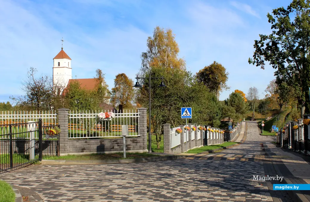 Октябрь 2025 года. Минская область. Заславль. Дорога мужду двумя храмами.