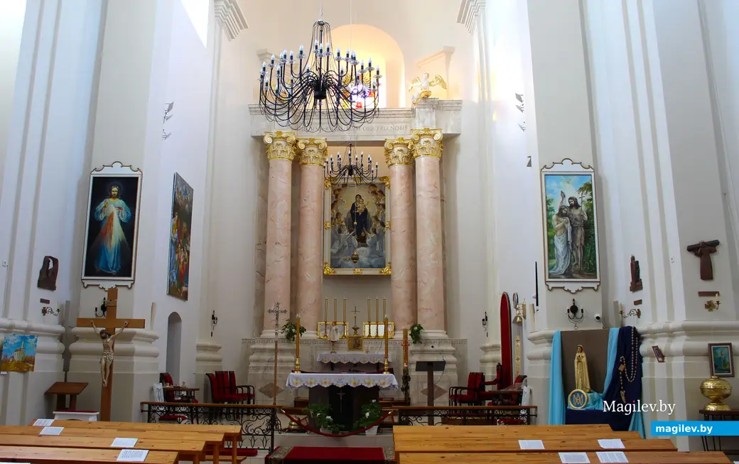Октябрь 2025 года. Минская область. Заславль. Костел. Внутреннее убранство.
