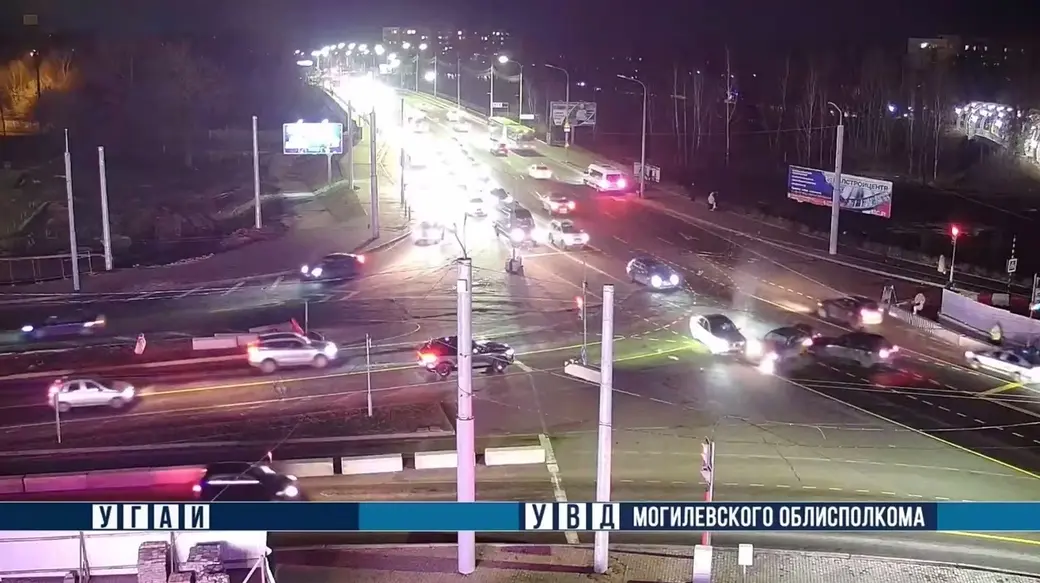 Могилев, 19 ноября 2025 года. Момент ДТП на перекрестке проспекта Мира и улицы Космонавтов. Кадр видео УВД.