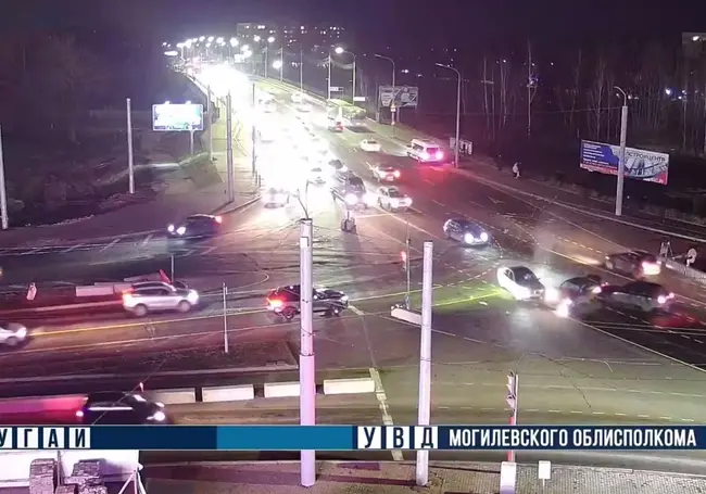 Три автомобиля столкнулись на перекрестке проспекта Мира и улицы Космонавтов