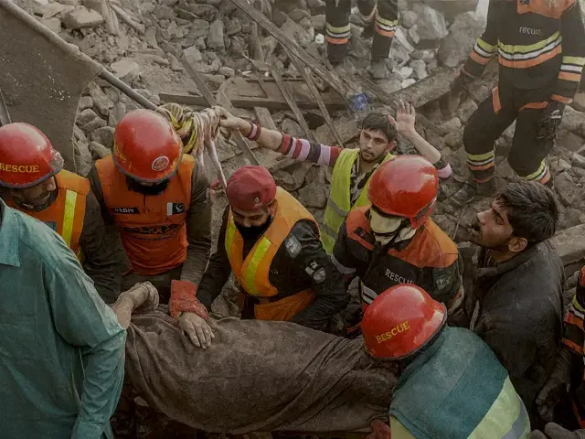 21 ноября 2025 года. На заводе в Пакистане прогремел взрыв. Взрывная волна повредила не менее 10 близлежащих жилых домов. Фото: The Express Tribune.