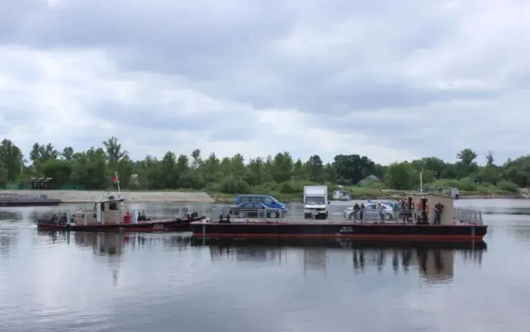 Сейчас между Лунинцом и Столином маршрут протяженностью более 40 км можно преодолеть по паромной переправе, которая функционирует только в теплый период. Фото: