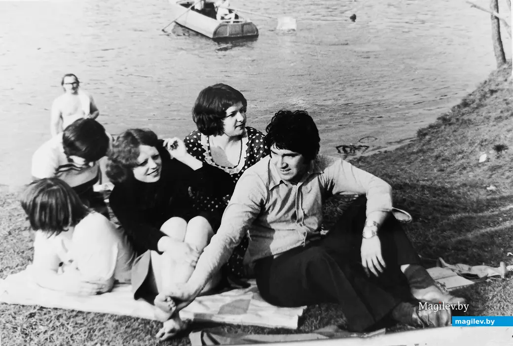 1977 год. Могилев. У Печерского озера. Татьяна и Сережа – на первом плане.