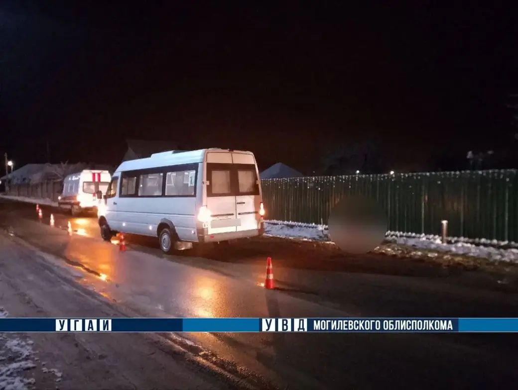 22 ноября 2025 года. Водитель автомобиля Mercedes-Benz совершил наезд на 63-летнего мужчину. Фото: УВД.