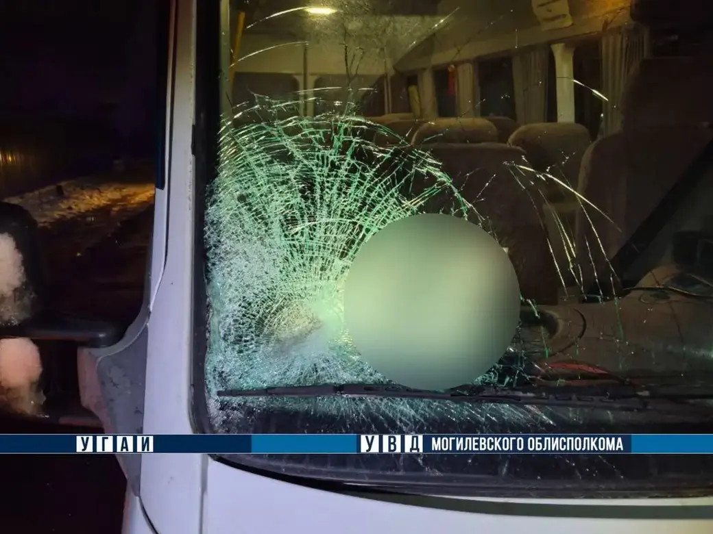 22 ноября 2025 года. Водитель автомобиля Mercedes-Benz совершил наезд на 63-летнего мужчину. Фото: УВД.