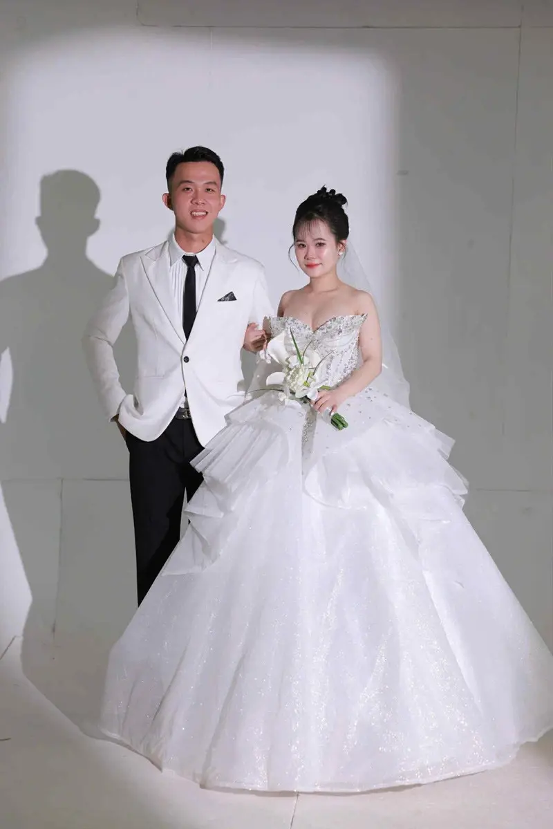 21-летний Тхань Зуй ростом 1.90 см взял в жены 23-летнюю Ким Сюен ростом 146 см. Фото: vietnamnet.vn.