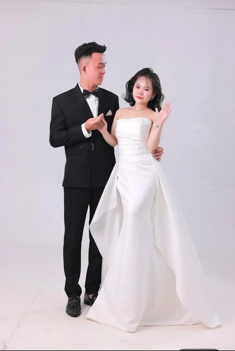 21-летний Тхань Зуй ростом 1.90 см взял в жены 23-летнюю Ким Сюен ростом 146 см. Фото: vietnamnet.vn.