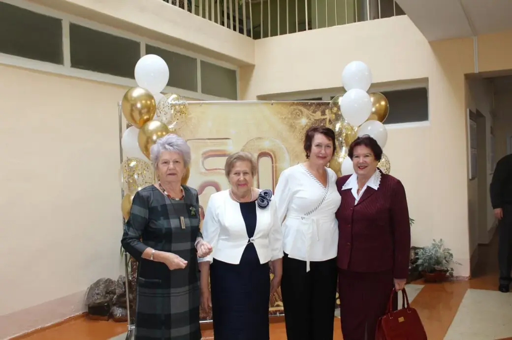 2025 год. Ирина Георгиевна Пигулевская (вторая слева) отмечает с коллегами 50-летний юбилей родной специальной школы.