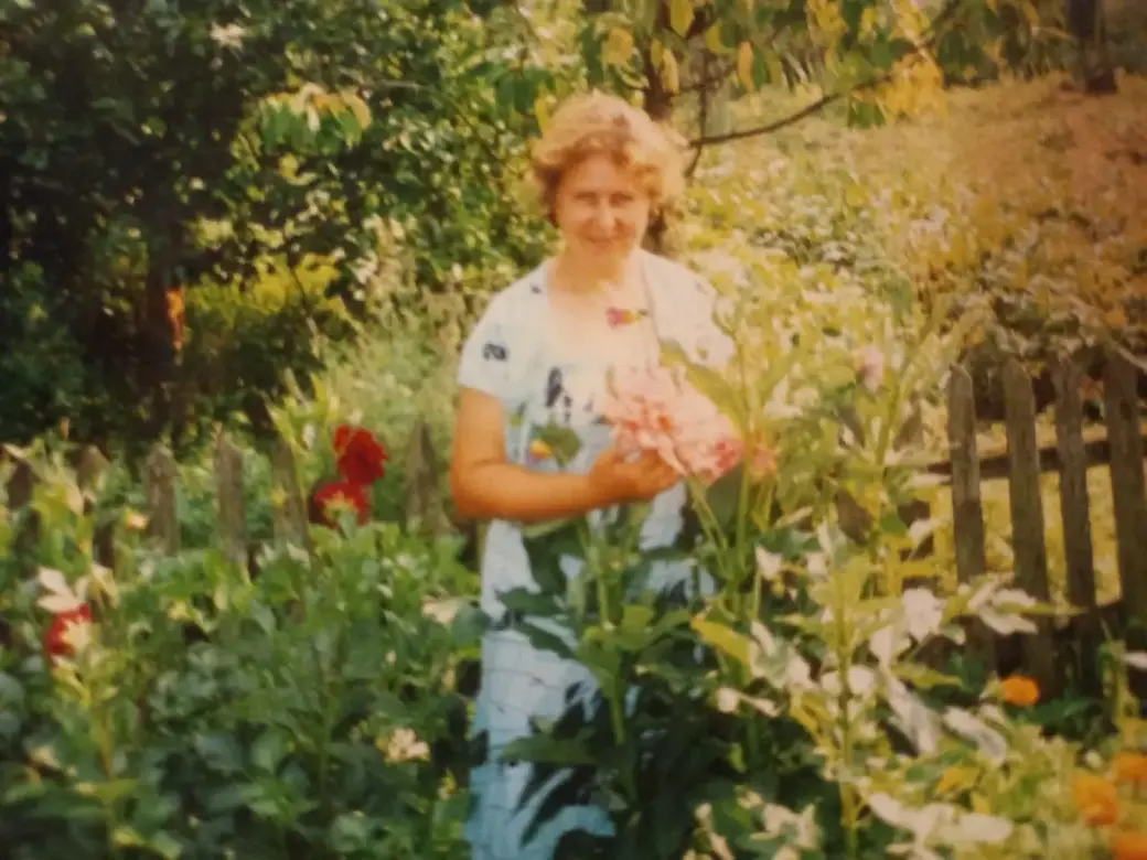 2015 год. Ирина Георгиевна Пигулевская на даче,