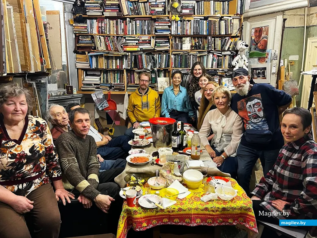 23.11.2025, Санкт-Петербург. Борис Борщ (второй справа), его близкие и друзья.