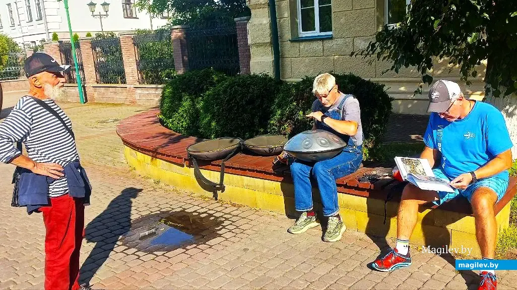 Август 2025 года, Могилев. Борис Борщ (слева) на Ленинской.