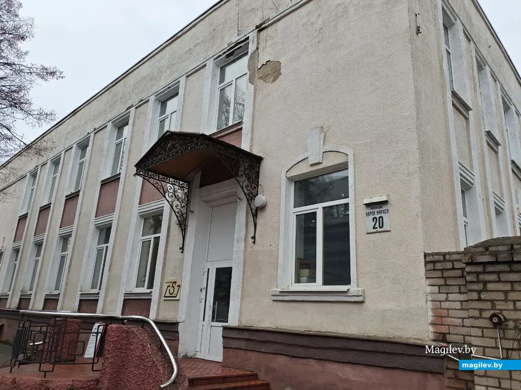 27 ноября 2025 года. Могилев. Здание по улице Карла Маркса, 20, которое вплотную находится рядом со зданием бывшего швейного цеха. .