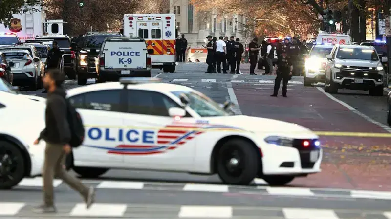 Двое сотрудников Национальной гвардии США, получившие ранения во время стрельбы рядом с Белым домом в центре Вашингтона. Фото: Getty Images.