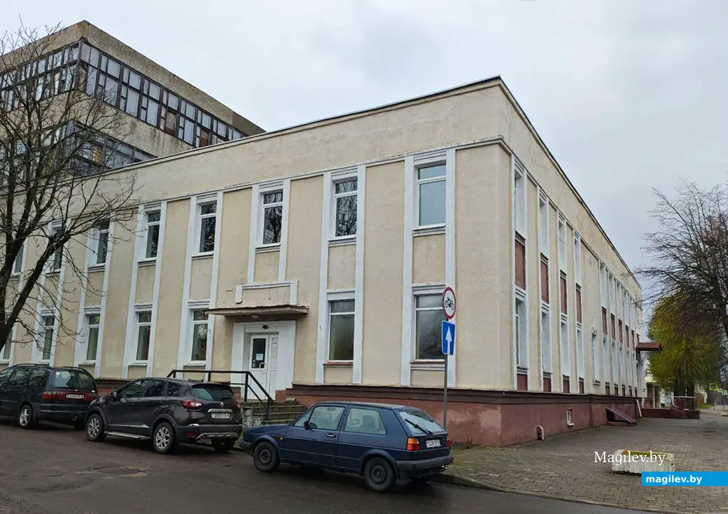 27 ноября 2025 года. Могилев. Бывший цех Могилевской фабрике художественных изделий по улице Карла Маркса, 20-1 слева.