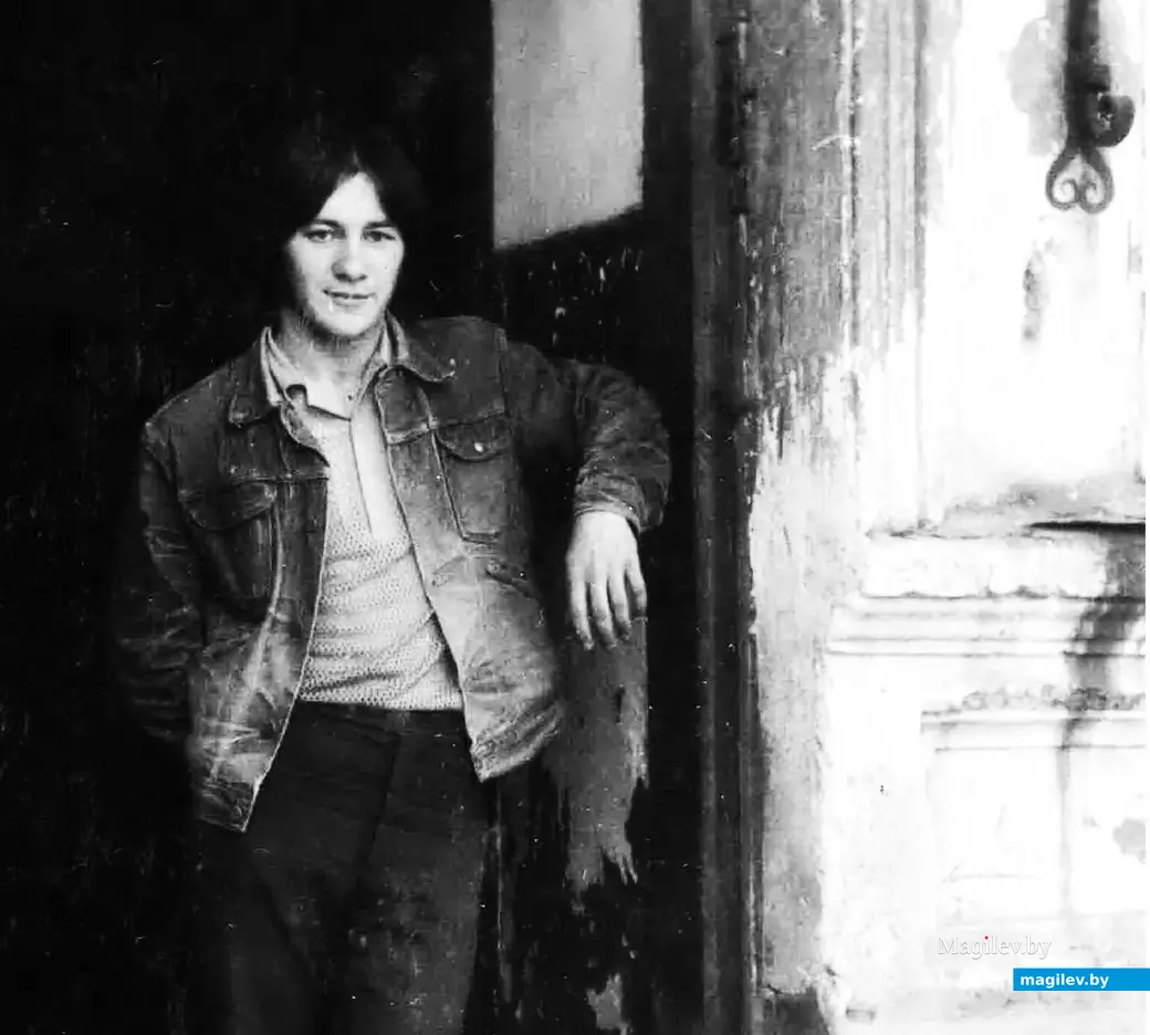 1970-е годы, Могилев. Валера Катков в подъезде своего дома в Пожарном переулке.