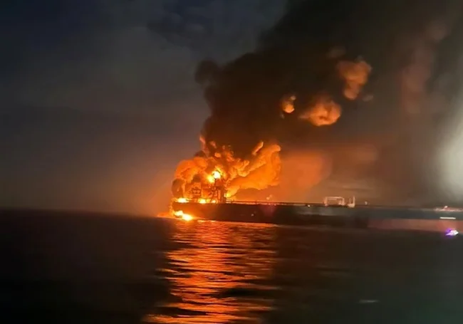 В Черном море загорелись два танкера, находящихся под антироссийскими санкциями