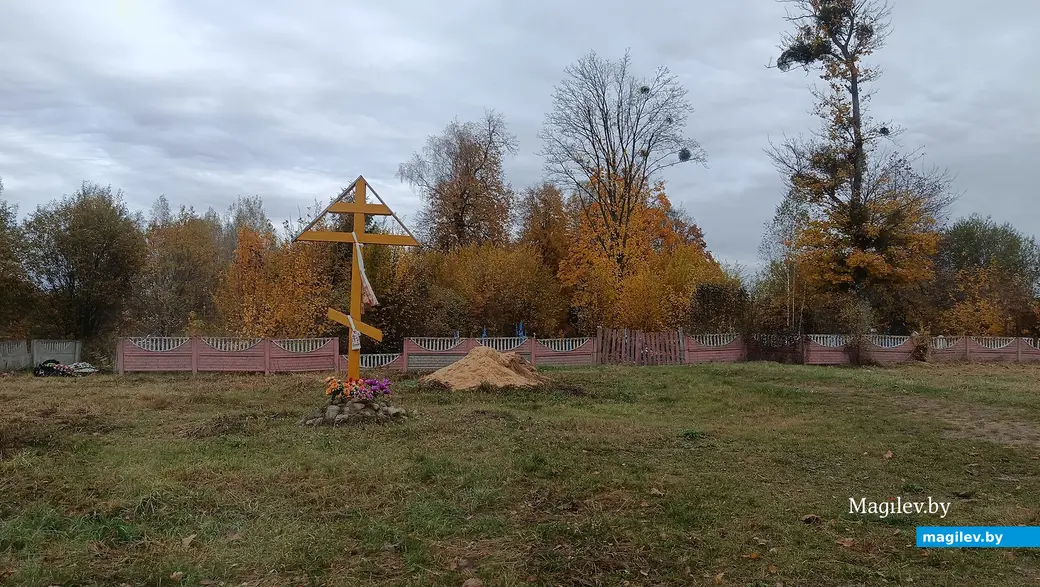 2025 г. Паклоны крыж каля вясковых могілак.