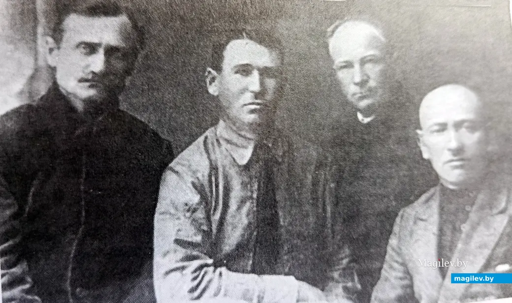 Арганізатары партызанскага руху на Глушчыне. Сямён Вілюга другі злева. Фота з кнігі "Памяць. Глускі раён"