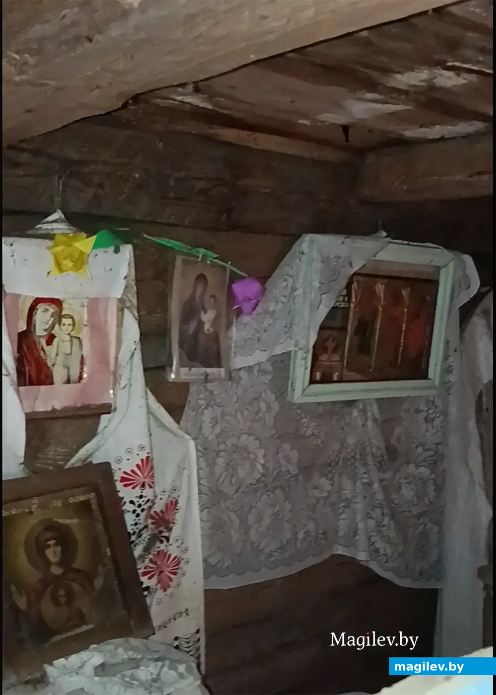 2025 г. Абразы ў вясковай капліцы.