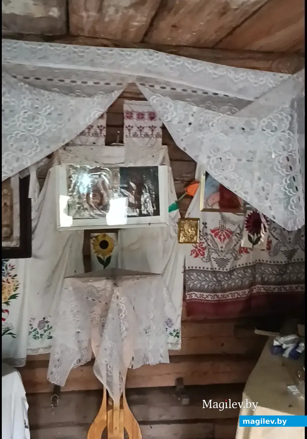 2025 г. Абразы ў вясковай капліцы.