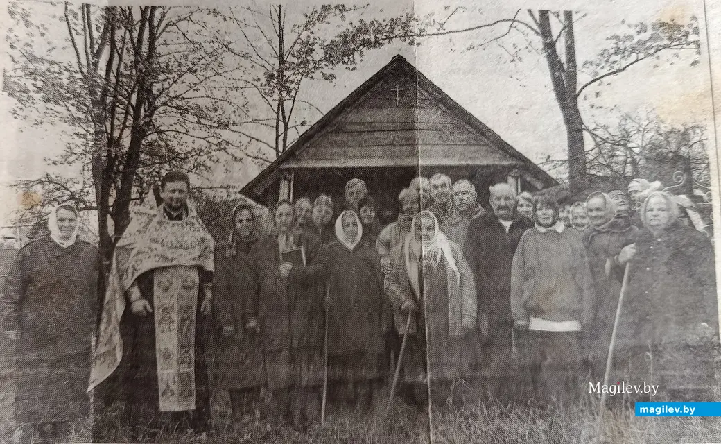 2011 г. Асвячэнне вясковай капліцы. Фота з раённай газеты "Радзіма".