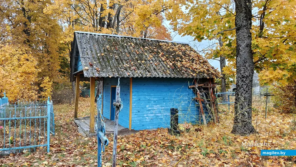 2025 г. Капліца на могілках у вёсцы Усцярхі.