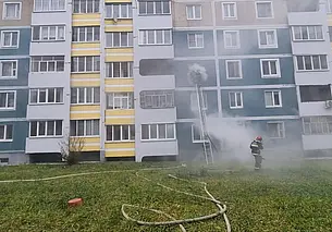 Пожар на улице Гришина в Могилеве: спасатели вынесли мужчину, он госпитализирован (видео)